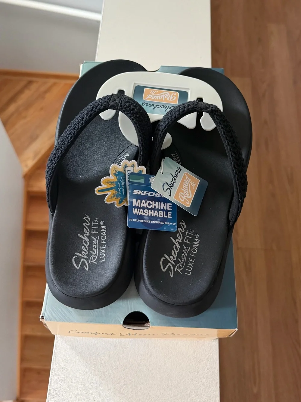 Brand new”Skechers”(California Comfort)women’s sneakers.Size-9,color-black.🖤